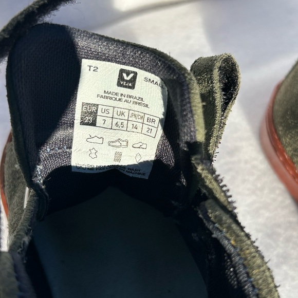 Veja Kids Green and Red High-Top Sneakers. - Picture 5 of 7